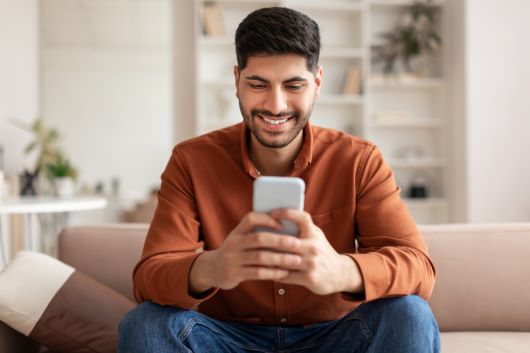 Hombre mirando un teléfono