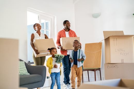 Familia cargando cajas de mudanza