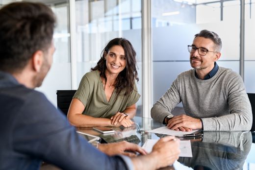 Personas reunidas en un escritorio