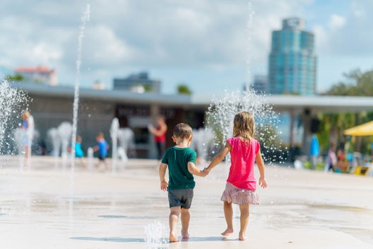 Niños en una zona de chorros de agua