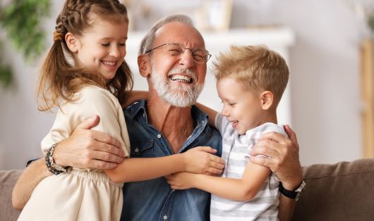 Abuelo con 2 niños